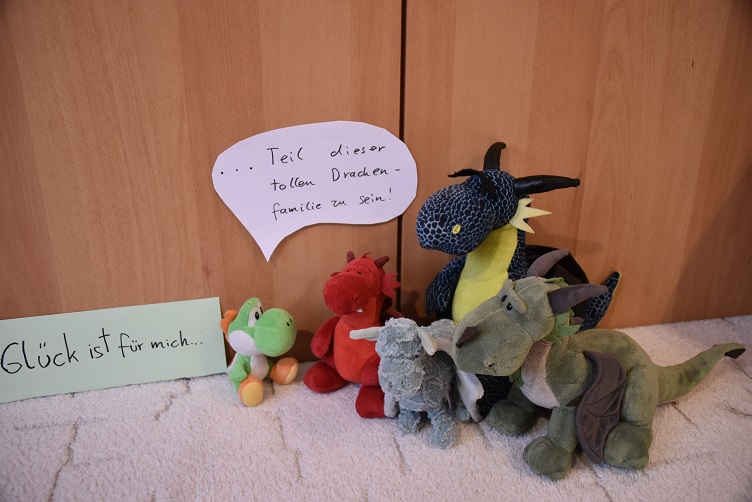 Yoshi ist glücklich, Teil dieser tollen Drachenfamilie zu sein