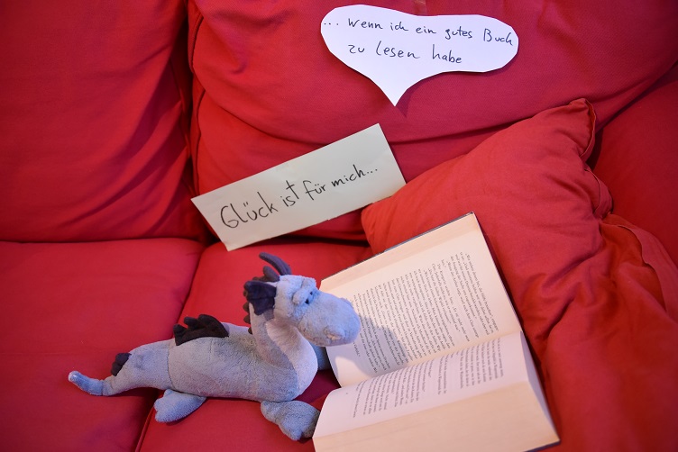 Saphira ist glücklich, wenn sie ein gutes Buch zu lesen hat