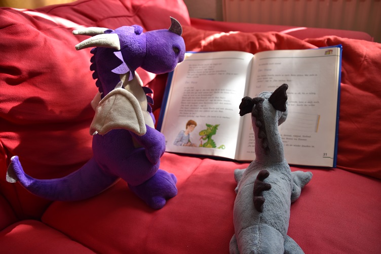 Saphira bringt Violetta lesen bei