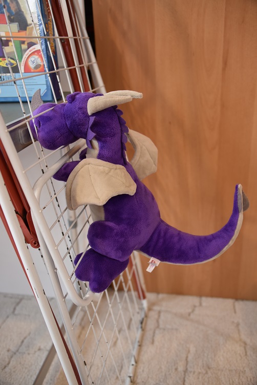 Violetta klettert am Wäscheständer hoch