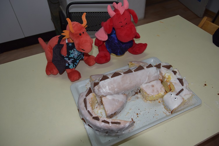 Eldur und Rosa mit Drachenkuchen