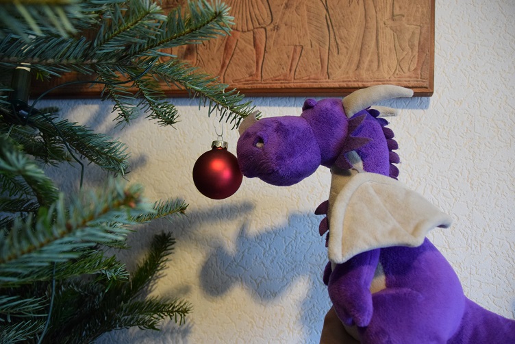 Violetta hilft beim Weihnachtsbaum schmücken