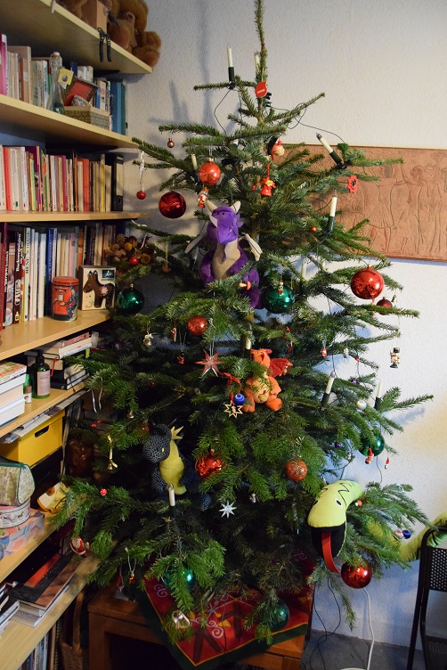 Paffina, Kiwii, Violetta und Alphabetty im Weihnachtsbaum