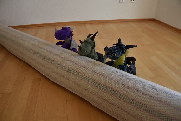 Päffchen, Kiwii und Violetta versuchen den Teppich auszurollen