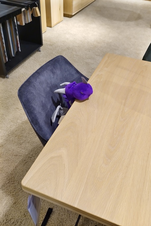 Violetta testet den Stuhl