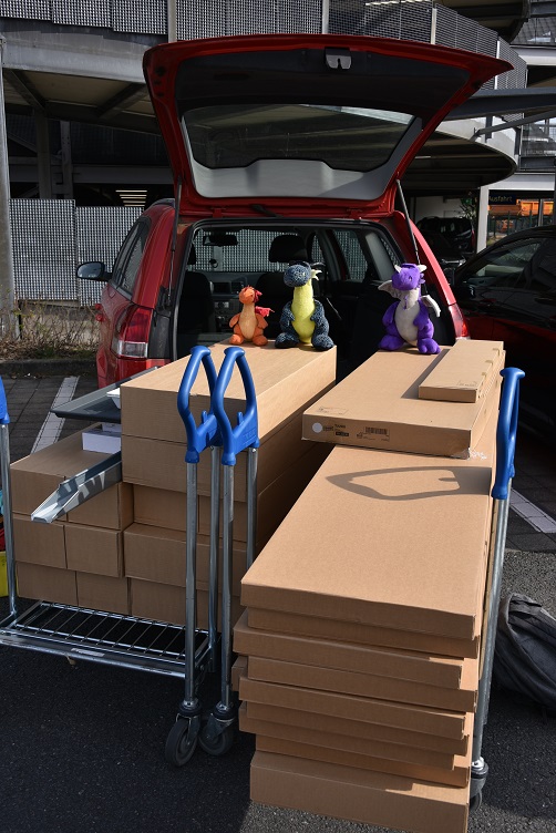 Kiwii, Paffina und Violetta mit zwei vollgepackten Einkaufswagen