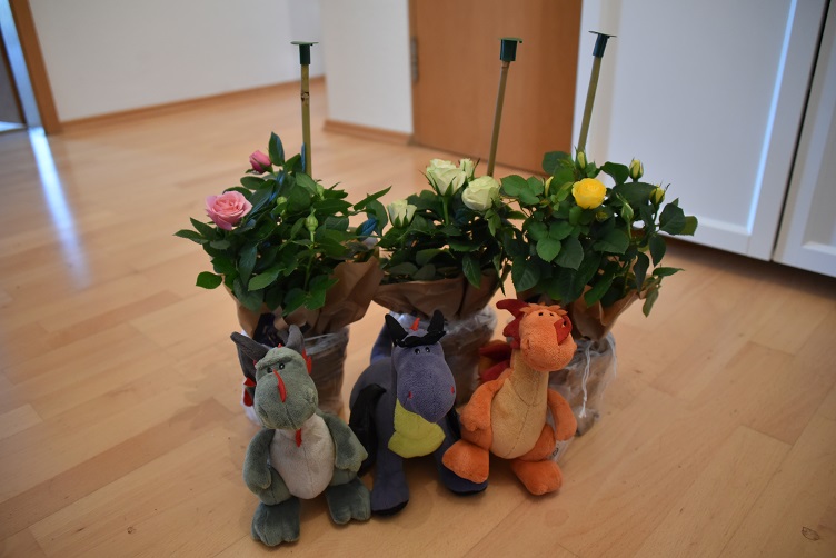 Flora, Luna und Paffina mit Rosen