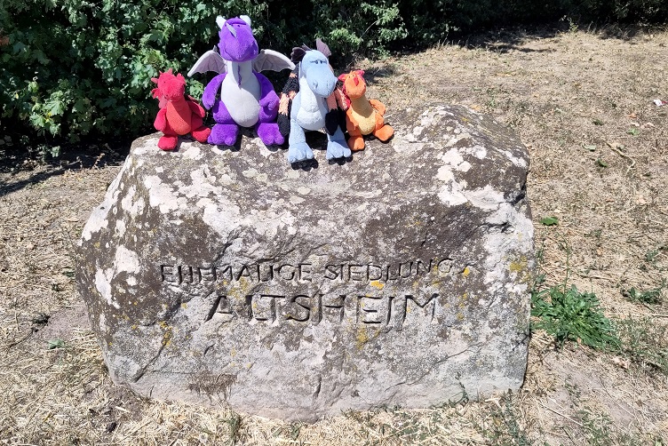 Die Drachis auf einem Stein, der an die ehemalige Siedlung Altsheim erinnert