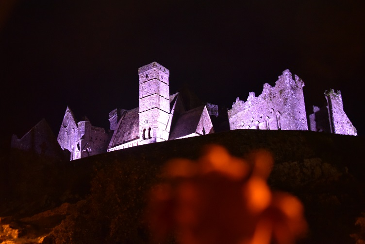 Der Rock of Cashel bei Nacht