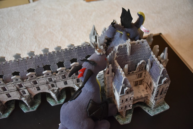 Lina und Luna bauen das 3D-Puzzle-Schloss fertig