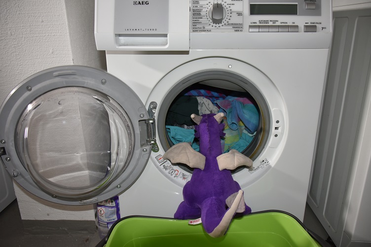 Violetta befüllt die Waschmaschine