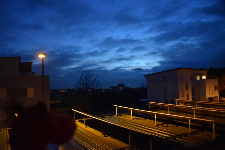 Ruby guckt vom Balkon in die Dunkelheit