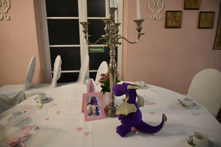 Violetta dekoriert die Tische