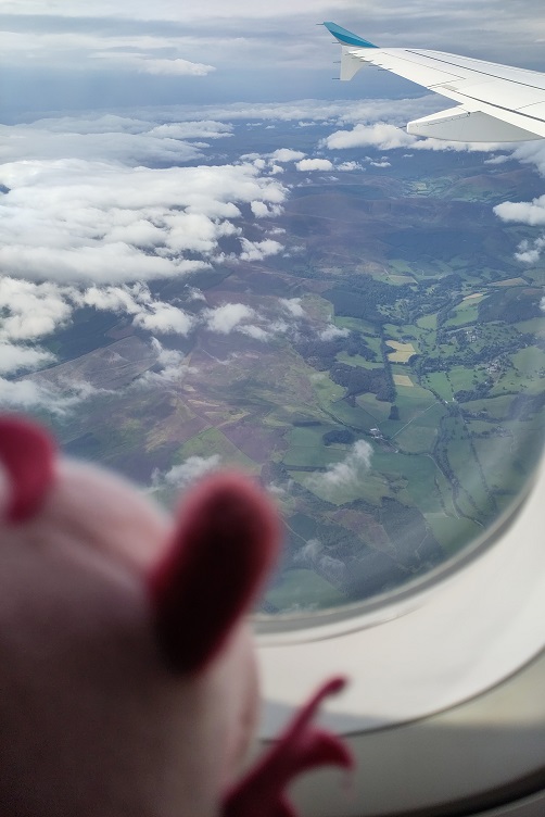 Blick aus dem Flugzeugfenster auf dem FLug nach Schottland