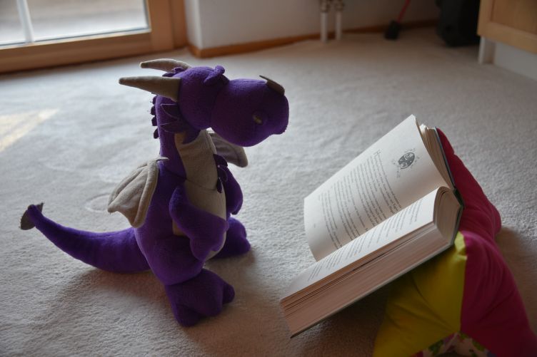 Violetta liest ein Drachenbuch
