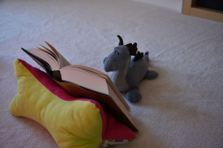 Saphira liest ein Drachenbuch