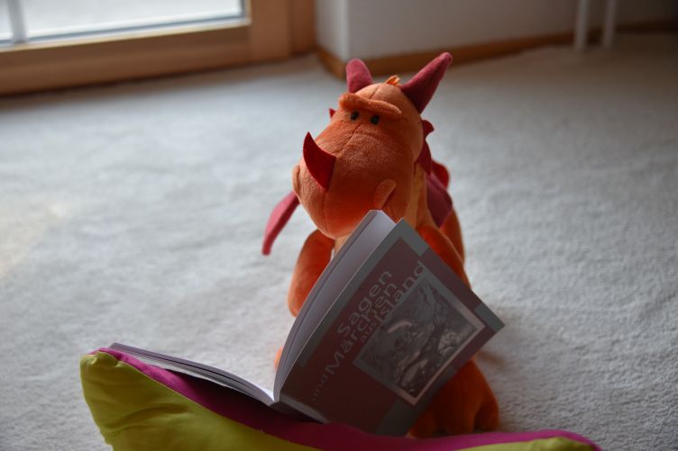 Soleil liest ein Buch über isländische Märchen und Sagen