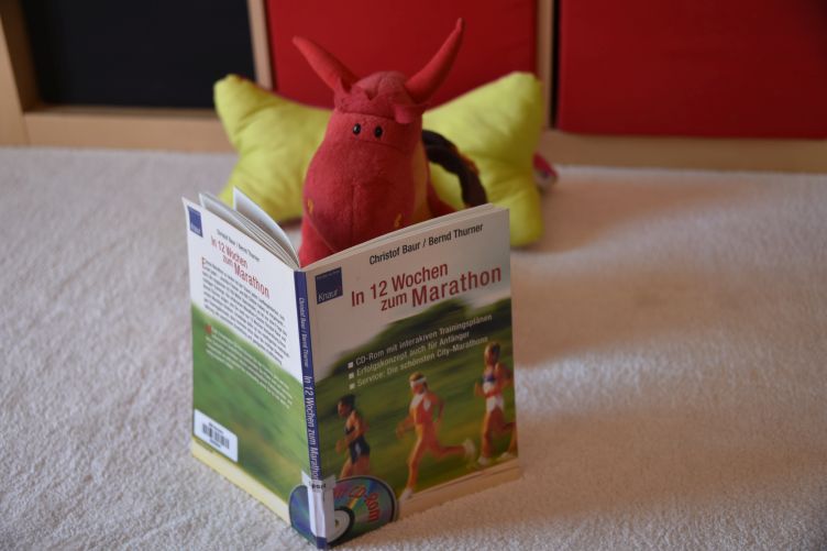 Chilli liest ein Marathonbuch