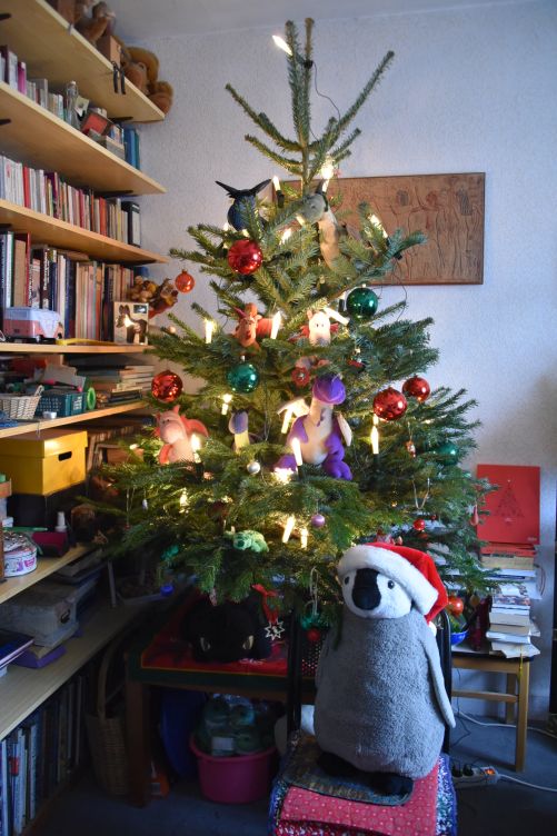 Das Baumschmückteam mit dem Weihnachtsbaum