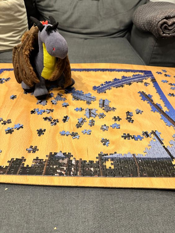 Luna und Minnie puzzeln