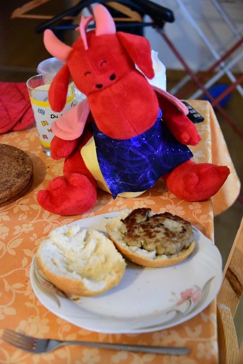 Rosa serviert Frikadellenbrötchen als Mittagessen