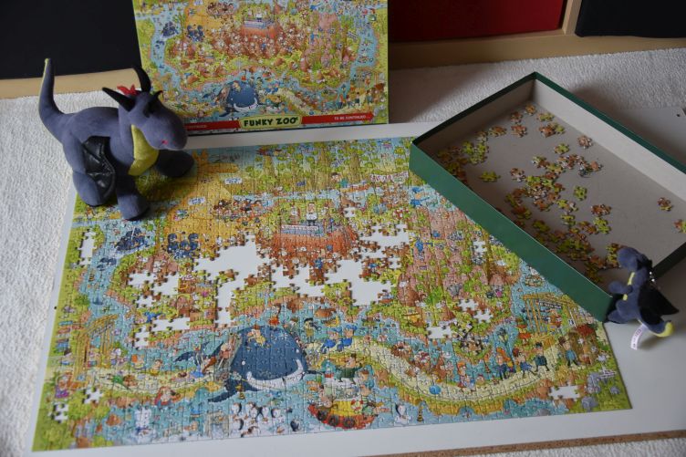 Lina und Luna puzzeln