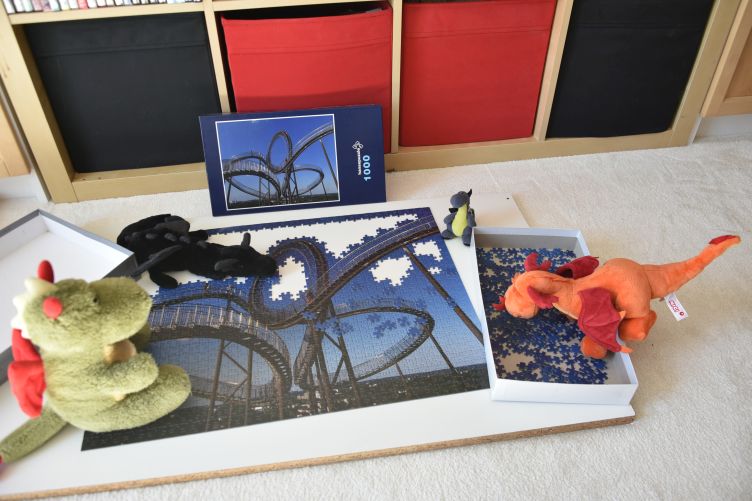 Lina, Eldfjall, Auri und Onyx puzzeln