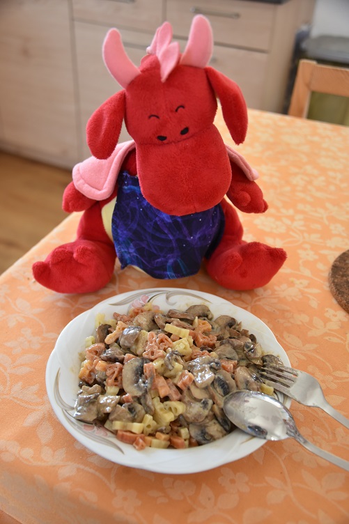 Rosa hat Nudeln mit Pilz-Sahnesoße zum Mittagessen zubereitet