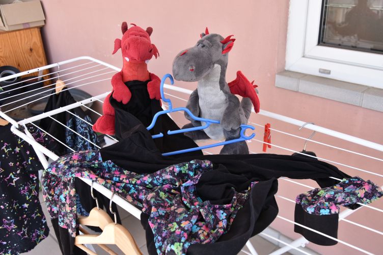 Ruby und Dracon hängen Wäsche auf
