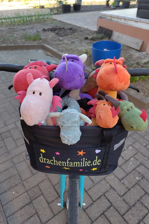 Radausflug im besten Drachenfamilien-Fahrradkörbchen