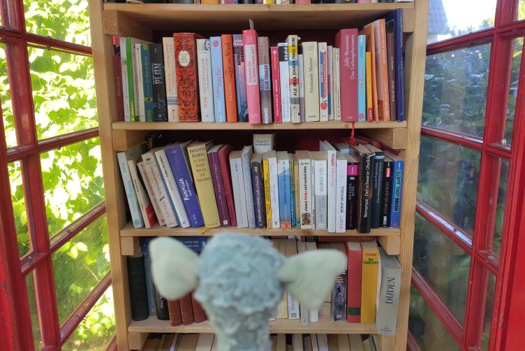 Stopp am offenen Bücherregal