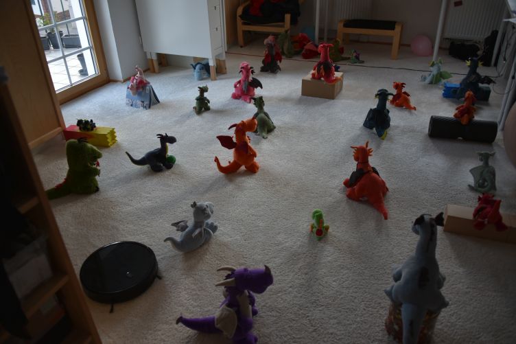 Drachen spielen Brennball mit Hindernissen