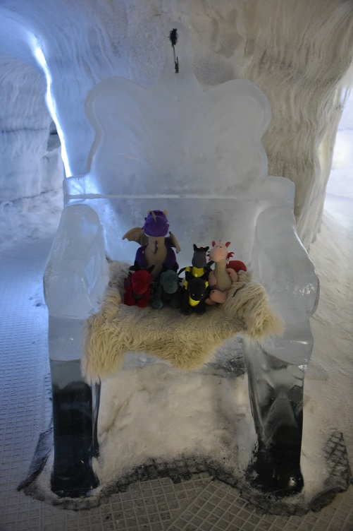 EIsiger Thron in der Eishöhle im Perlan