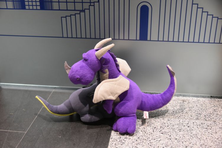 Violetta weint und Luna tröstet sie