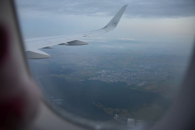 Blick aus dem Flugzeugfenster beim Heimflug