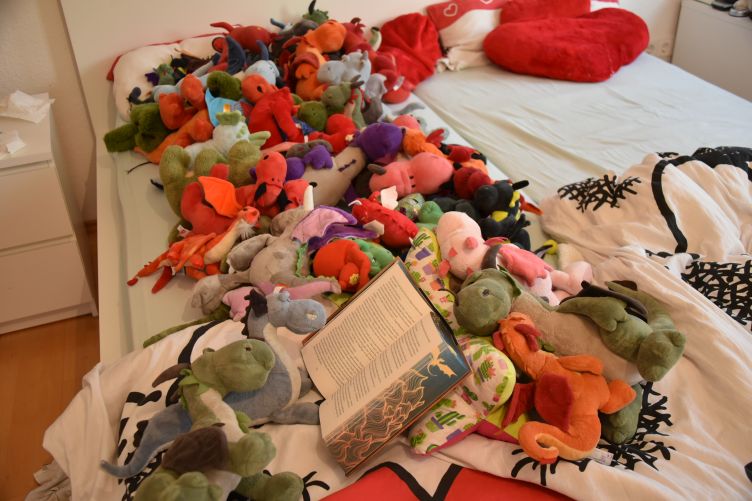 Drachenvorlesestunde auf dem Bett