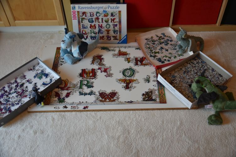 Lina, Ivy, Aurora und Bluebell puzzeln gemeinsam