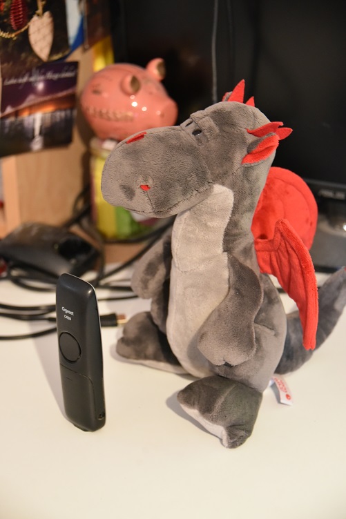 Dracon telefoniert mit seiner Tante T