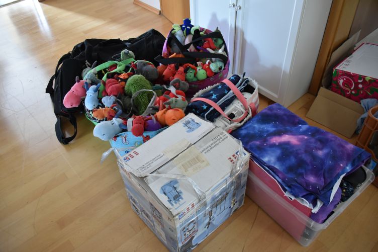 Fürs Nähwochenende gepackte Kisten und Taschen