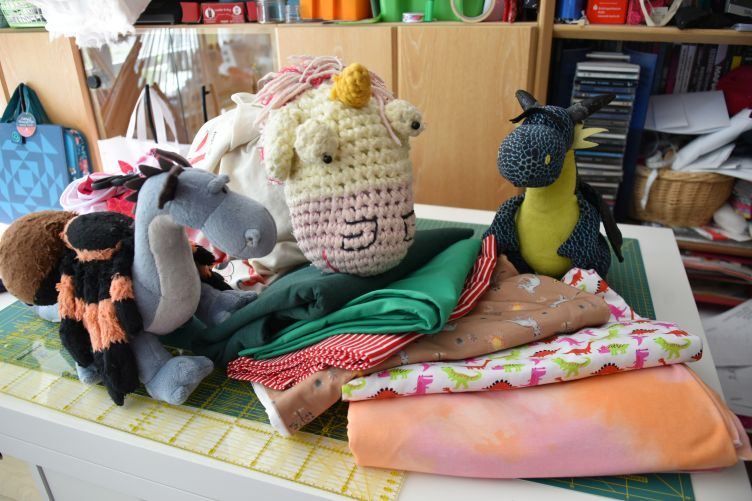 Kiwii, Sirius und Jens mit ausgepacktem Stoff