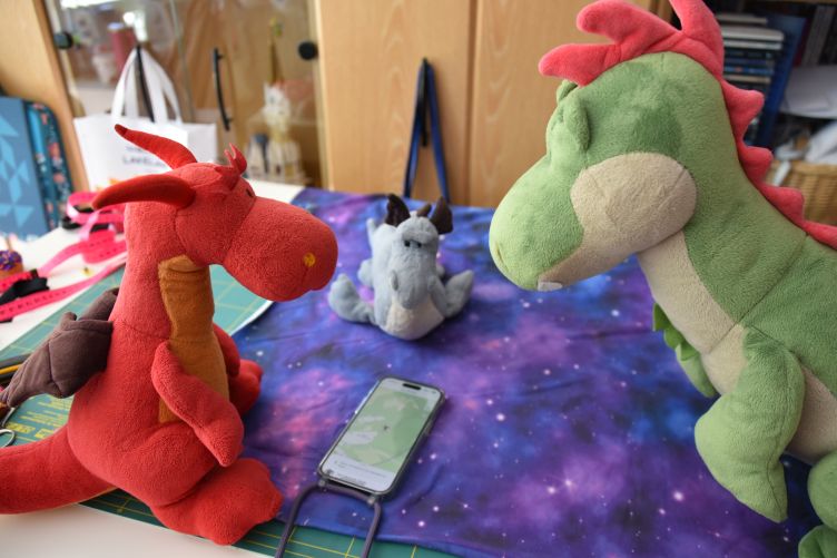 Saphira, Chilli und Bruce verfolgen den Lauf auf dem Smartphone