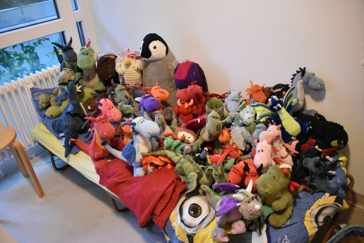 Plüschie-Treffen-Party auf dem Gästebett