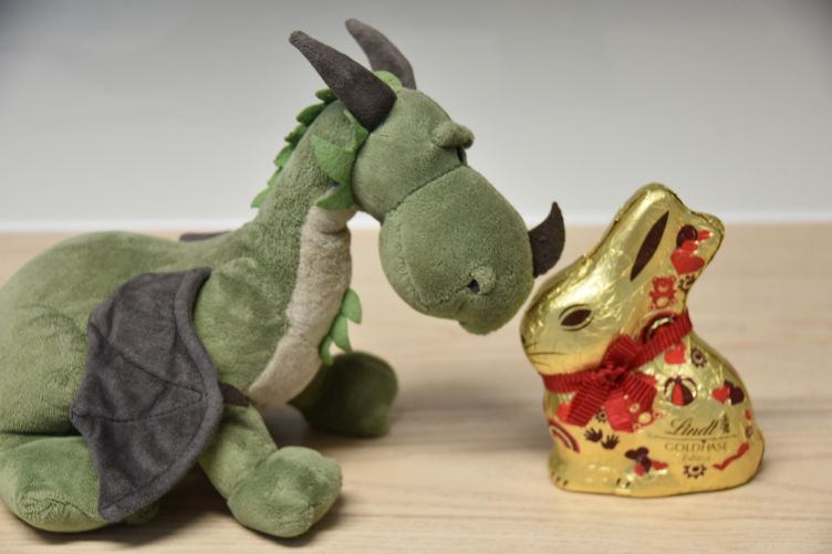 Grünling findet einen Osterhasen