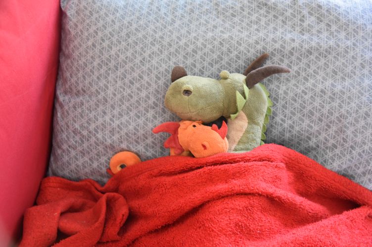 Päffchen und Paffina kuscheln auf der Couch