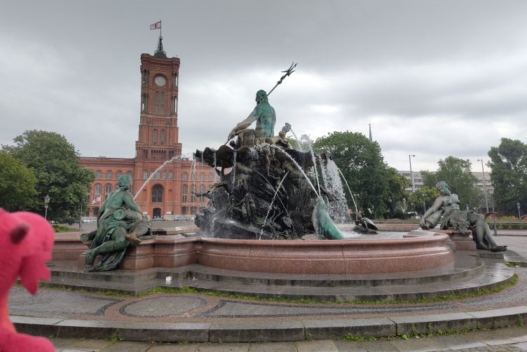 Rotes Rathaus mit Brunnen