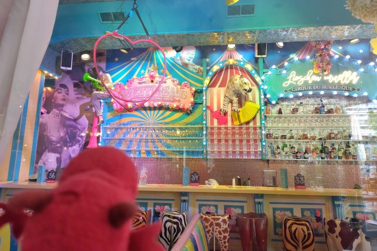 Bunt dekorierte Bar
