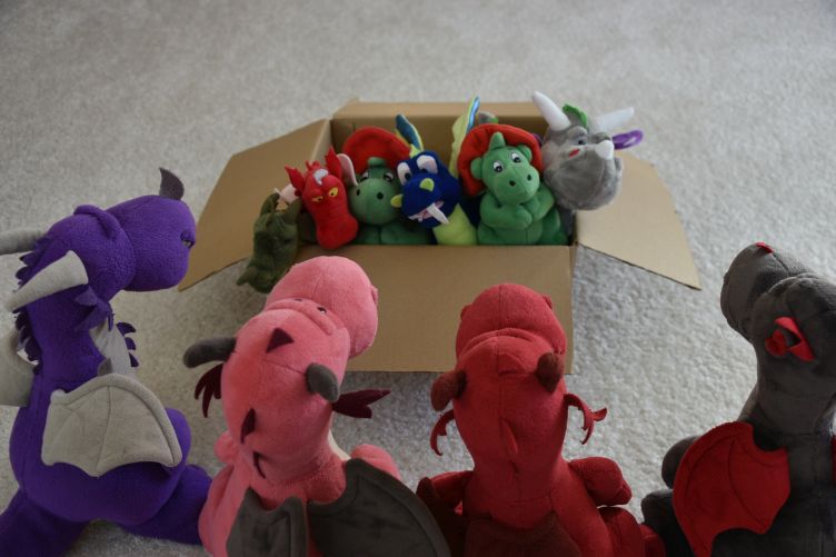 Sechs Drachen gucken aus dem Paket