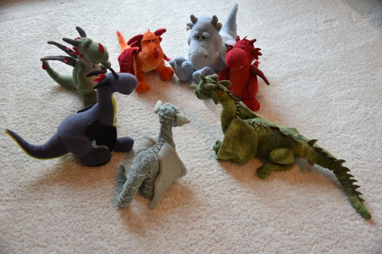 Skógur erzählt anderen Drachen Geschichten
