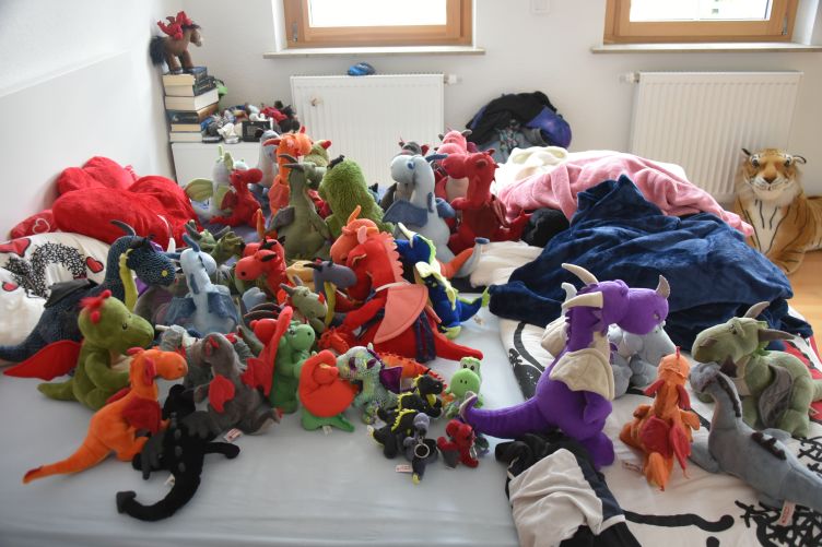 Plüschiparty auf dem Bett