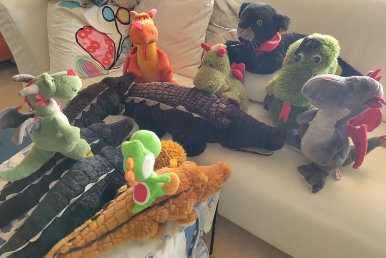 Plüschiges Beisammensein von Drachen, Krokodilen und einem Panther